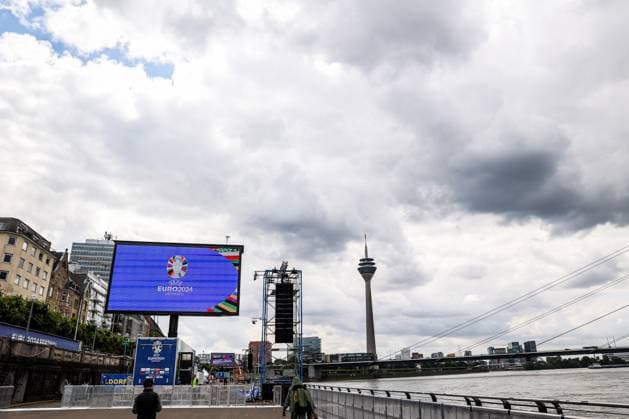 Fussball, UEFA EURO, EM, Europameisterschaft,Fussball 2024 Host City Düsseldorf vor dem Start der Europameisterschaft 2024 12.06.2024, Düsseldorf Die Public Viewing Zone am Düsseldorfer Rheinufer, auf dem Monitor zu sehen das Logo der UEFA EURO 2024, im Hintergrund zusehen der Düsseldorfer Rheinturm Düsseldorf Nordrhein-Westfahlen Deutschland
