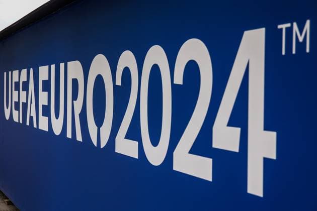 Fussball, UEFA EURO, EM, Europameisterschaft,Fussball 2024 Host City Düsseldorf vor dem Start der Europameisterschaft 2024 12.06.2024, Düsseldorf Schriftzug UEFA EURO 2024 auf einem Banner in der Altstadt Düsseldorf Nordrhein-Westfahlen Deutschland