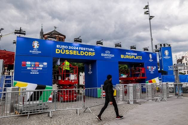 Fussball, UEFA EURO, EM, Europameisterschaft,Fussball 2024 Host City Düsseldorf vor dem Start der Europameisterschaft 2024 12.06.2024, Düsseldorf Eingang zur Fanzone am Burgplatz in Düsseldorf Düsseldorf Nordrhein-Westfahlen Deutschland