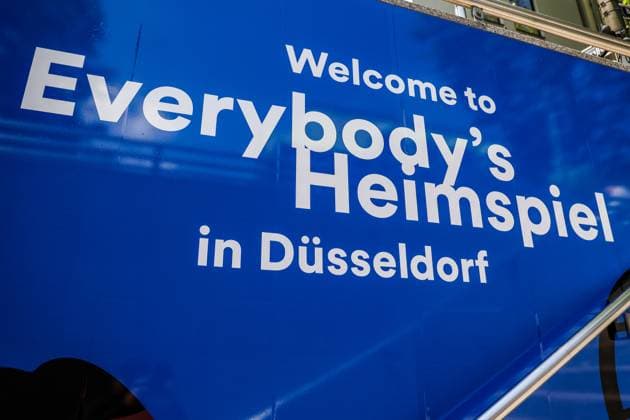 Fussball, UEFA EURO, EM, Europameisterschaft,Fussball 2024 Host City Düsseldorf vor dem Start der Europameisterschaft 2024 12.06.2024, Düsseldorf Schriftzug Slogan Motto Welcome to Everybody™s Heimspiel in Düsseldorf Düsseldorf Nordrhein-Westfahlen Deutschland