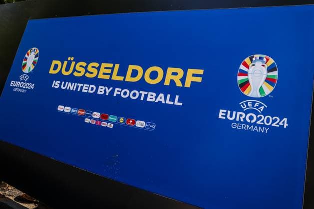 Fussball, UEFA EURO, EM, Europameisterschaft,Fussball 2024 Host City Düsseldorf vor dem Start der Europameisterschaft 2024 12.06.2024, Düsseldorf Schriftzug Düsseldorf is United by Football und die Logos der Europameisterschaft an der Heinrich Heine Allee in Düsseldorf Düsseldorf Nordrhein-Westfahlen Deutschland