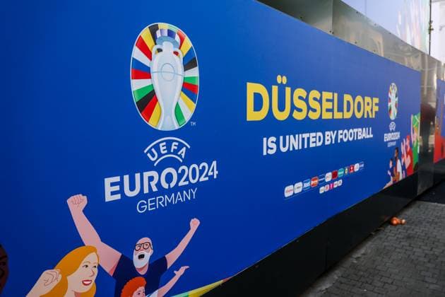 Fussball, UEFA EURO, EM, Europameisterschaft,Fussball 2024 Host City Düsseldorf vor dem Start der Europameisterschaft 2024 12.06.2024, Düsseldorf Schriftzug Düsseldorf is United by Football und die Logos der Europameisterschaft an der Heinrich Heine Allee in Düsseldorf Düsseldorf Nordrhein-Westfahlen Deutschland