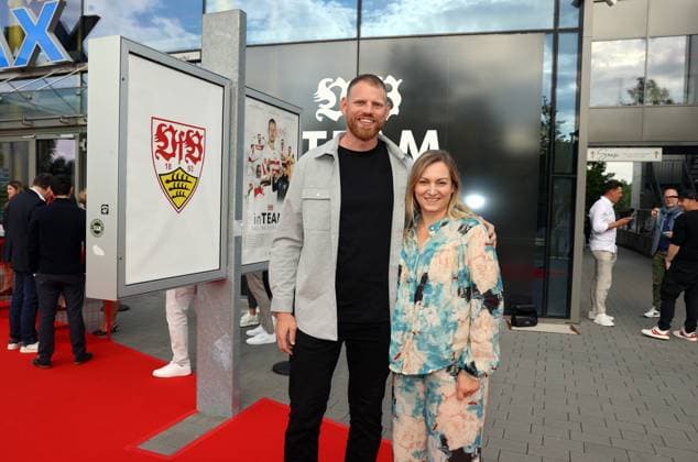 12.06.24 VfB Stuttgart Premierenveranstaltung Dokumentation VfBinTeam als Kinofilm Deutschland, Leonberg, 12.06.2024, Fussball, Bundesliga, VfB Stuttgart, Premierenveranstaltung Dokumentation VfBinTeam als Kinofilm im Traumpalast Kino Leonberg: Manuel Späth mit Frau.