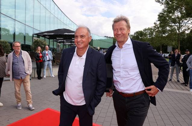 12.06.24 VfB Stuttgart Premierenveranstaltung Dokumentation VfBinTeam als Kinofilm Deutschland, Leonberg, 12.06.2024, Fussball, Bundesliga, VfB Stuttgart, Premierenveranstaltung Dokumentation VfBinTeam als Kinofilm im Traumpalast Kino Leonberg: v.l. Hansi Müller, Guido Buchwald.