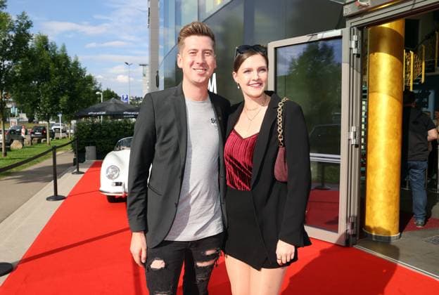 12.06.24 VfB Stuttgart Premierenveranstaltung Dokumentation VfBinTeam als Kinofilm Deutschland, Leonberg, 12.06.2024, Fussball, Bundesliga, VfB Stuttgart, Premierenveranstaltung Dokumentation VfBinTeam als Kinofilm im Traumpalast Kino Leonberg: Robin Leutner DJ Robin mit Frau Deborah.