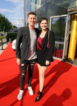 12.06.24 VfB Stuttgart Premierenveranstaltung Dokumentation VfBinTeam als Kinofilm Deutschland, Leonberg, 12.06.2024, Fussball, Bundesliga, VfB Stuttgart, Premierenveranstaltung Dokumentation VfBinTeam als Kinofilm im Traumpalast Kino Leonberg: Robin Leutner DJ Robin mit Frau Deborah.