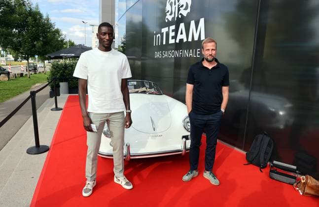 12.06.24 VfB Stuttgart Premierenveranstaltung Dokumentation VfBinTeam als Kinofilm Deutschland, Leonberg, 12.06.2024, Fussball, Bundesliga, VfB Stuttgart, Premierenveranstaltung Dokumentation VfBinTeam als Kinofilm im Traumpalast Kino Leonberg: v.l. Serhou Guirassy, Sebastian Hoeneß.