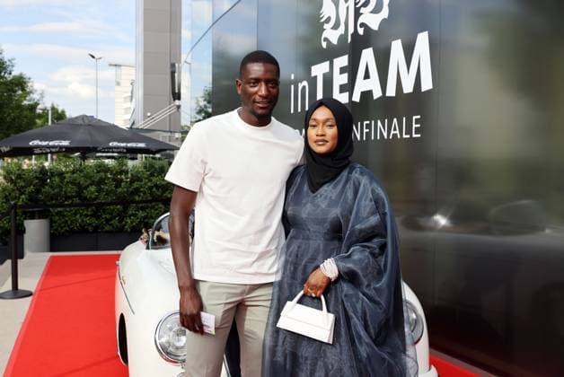 12.06.24 VfB Stuttgart Premierenveranstaltung Dokumentation VfBinTeam als Kinofilm Deutschland, Leonberg, 12.06.2024, Fussball, Bundesliga, VfB Stuttgart, Premierenveranstaltung Dokumentation VfBinTeam als Kinofilm im Traumpalast Kino Leonberg: Serhou Guirassy mit Frau Assah.