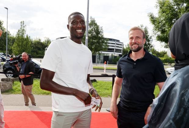 12.06.24 VfB Stuttgart Premierenveranstaltung Dokumentation VfBinTeam als Kinofilm Deutschland, Leonberg, 12.06.2024, Fussball, Bundesliga, VfB Stuttgart, Premierenveranstaltung Dokumentation VfBinTeam als Kinofilm im Traumpalast Kino Leonberg: v.l. Serhou Guirassy, Sebastian Hoeneß.