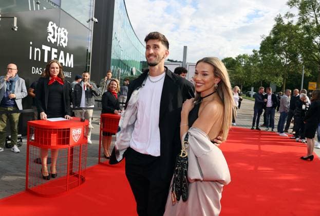 12.06.24 VfB Stuttgart Premierenveranstaltung Dokumentation VfBinTeam als Kinofilm Deutschland, Leonberg, 12.06.2024, Fussball, Bundesliga, VfB Stuttgart, Premierenveranstaltung Dokumentation VfBinTeam als Kinofilm im Traumpalast Kino Leonberg: Atakan Karazor mit Freundin Lisa Marie.