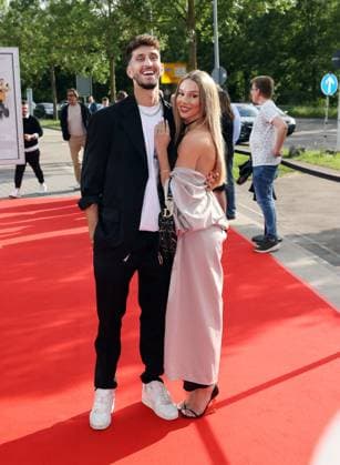 12.06.24 VfB Stuttgart Premierenveranstaltung Dokumentation VfBinTeam als Kinofilm Deutschland, Leonberg, 12.06.2024, Fussball, Bundesliga, VfB Stuttgart, Premierenveranstaltung Dokumentation VfBinTeam als Kinofilm im Traumpalast Kino Leonberg: Atakan Karazor mit Freundin Lisa Marie.
