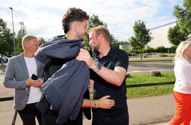 12.06.24 VfB Stuttgart Premierenveranstaltung Dokumentation VfBinTeam als Kinofilm Deutschland, Leonberg, 12.06.2024, Fussball, Bundesliga, VfB Stuttgart, Premierenveranstaltung Dokumentation VfBinTeam als Kinofilm im Traumpalast Kino Leonberg: v.l. Atakan Karazor, Sebastian Hoeneß.