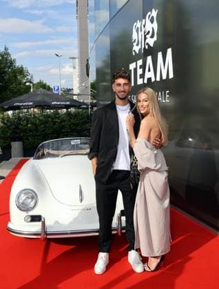 12.06.24 VfB Stuttgart Premierenveranstaltung Dokumentation VfBinTeam als Kinofilm Deutschland, Leonberg, 12.06.2024, Fussball, Bundesliga, VfB Stuttgart, Premierenveranstaltung Dokumentation VfBinTeam als Kinofilm im Traumpalast Kino Leonberg: Atakan Karazor mit Freundin Lisa Marie.