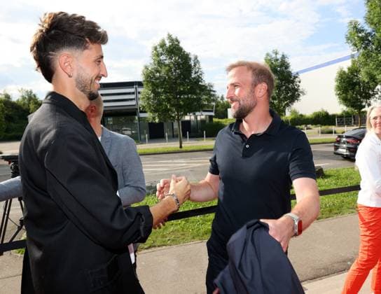 12.06.24 VfB Stuttgart Premierenveranstaltung Dokumentation VfBinTeam als Kinofilm Deutschland, Leonberg, 12.06.2024, Fussball, Bundesliga, VfB Stuttgart, Premierenveranstaltung Dokumentation VfBinTeam als Kinofilm im Traumpalast Kino Leonberg: v.l. Atakan Karazor, Sebastian Hoeneß.