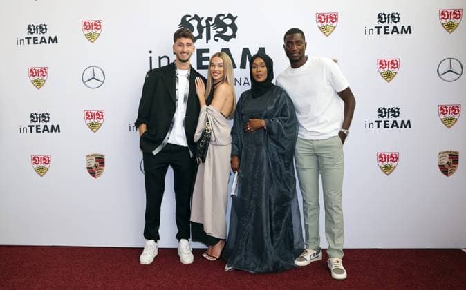 12.06.24 VfB Stuttgart Premierenveranstaltung Dokumentation VfBinTeam als Kinofilm Deutschland, Leonberg, 12.06.2024, Fussball, Bundesliga, VfB Stuttgart, Premierenveranstaltung Dokumentation VfBinTeam als Kinofilm im Traumpalast Kino Leonberg: v.l. Atakan Karazor mit Freundin Lisa Marie, Serhou Guirassy mit Frau Assah.