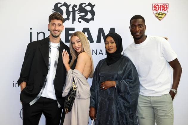 12.06.24 VfB Stuttgart Premierenveranstaltung Dokumentation VfBinTeam als Kinofilm Deutschland, Leonberg, 12.06.2024, Fussball, Bundesliga, VfB Stuttgart, Premierenveranstaltung Dokumentation VfBinTeam als Kinofilm im Traumpalast Kino Leonberg: v.l. Atakan Karazor mit Freundin Lisa Marie, Serhou Guirassy mit Frau Assah.