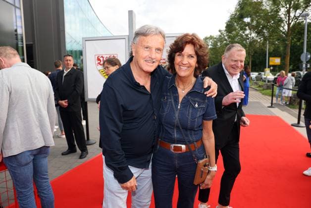 12.06.24 VfB Stuttgart Premierenveranstaltung Dokumentation VfBinTeam als Kinofilm Deutschland, Leonberg, 12.06.2024, Fussball, Bundesliga, VfB Stuttgart, Premierenveranstaltung Dokumentation VfBinTeam als Kinofilm im Traumpalast Kino Leonberg: Gerhard Wörn mit Frau Susanne.