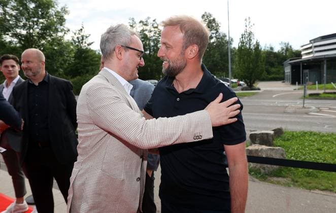 12.06.24 VfB Stuttgart Premierenveranstaltung Dokumentation VfBinTeam als Kinofilm Deutschland, Leonberg, 12.06.2024, Fussball, Bundesliga, VfB Stuttgart, Premierenveranstaltung Dokumentation VfBinTeam als Kinofilm im Traumpalast Kino Leonberg: v.l. Alexander Wehrle, Sebastian Hoeneß.