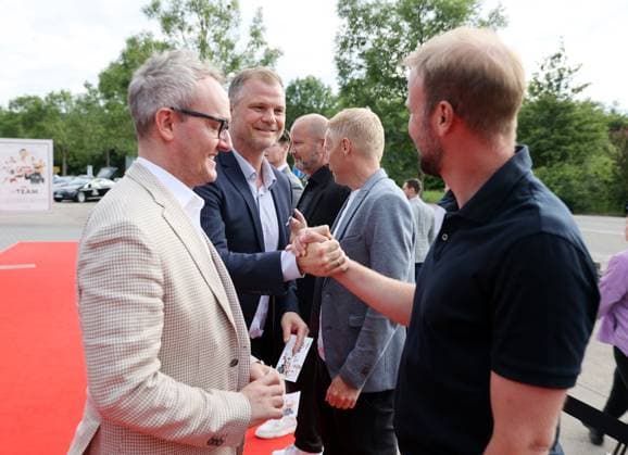 12.06.24 VfB Stuttgart Premierenveranstaltung Dokumentation VfBinTeam als Kinofilm Deutschland, Leonberg, 12.06.2024, Fussball, Bundesliga, VfB Stuttgart, Premierenveranstaltung Dokumentation VfBinTeam als Kinofilm im Traumpalast Kino Leonberg: v.l. Alexander Wehrle, Fabian Wohlgemuth, Sebastian Hoeneß.