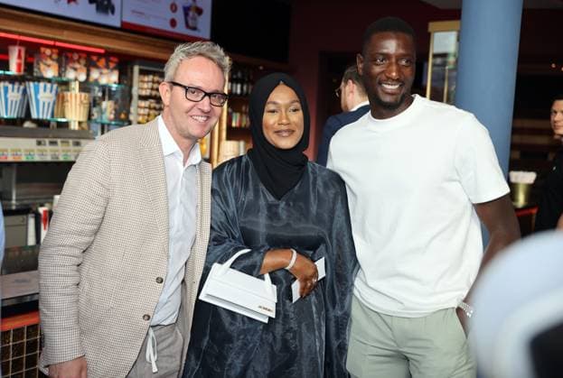 12.06.24 VfB Stuttgart Premierenveranstaltung Dokumentation VfBinTeam als Kinofilm Deutschland, Leonberg, 12.06.2024, Fussball, Bundesliga, VfB Stuttgart, Premierenveranstaltung Dokumentation VfBinTeam als Kinofilm im Traumpalast Kino Leonberg: v.l. Alexander Wehrle, Serhou Guirassy mit Frau Assah.