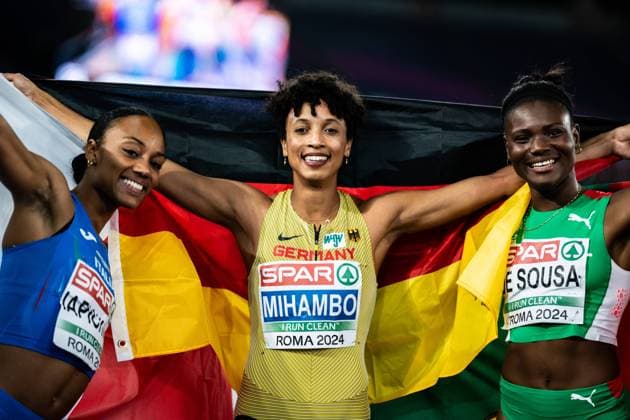 Bilder des Jahres 2024, Sport 06 Juni Sport Themen der Woche KW24 Sport Bilder des Tages European Athletics Championships Day 6 Silver medallist Italy s Larissa Iapichino, gold medallist Germany s Malaika Mihambo and bronze medallist Portugal s athlete Agate De Sousa celebrate during the medal ceremony for the women s long jump during the European Athletics Championships at the Olympic stadium in Rome on June 12, 2024. Rome Rome Italy Copyright: xYagizxGurtugx
