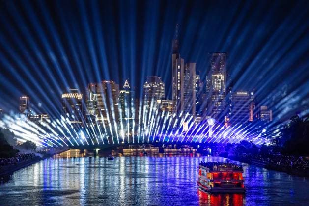 Fußball EM 2024 - Lichtshow in Frankfurt am Main Eine spektakuläre Lichtshow an der Flößerbrücke in Frankfurt am Main stimmt die Zuschauer auf den beginn der Fußball-Europameisterschaft 2024, die vom 14. Juni bis zum 14. Juli 2024 stattfindet, ein. Frankfurt am Main Hessen Deutschland