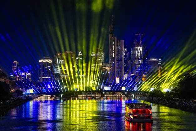 Fußball EM 2024 - Lichtshow in Frankfurt am Main Eine spektakuläre Lichtshow an der Flößerbrücke in Frankfurt am Main stimmt die Zuschauer auf den beginn der Fußball-Europameisterschaft 2024, die vom 14. Juni bis zum 14. Juli 2024 stattfindet, ein. Frankfurt am Main Hessen Deutschland