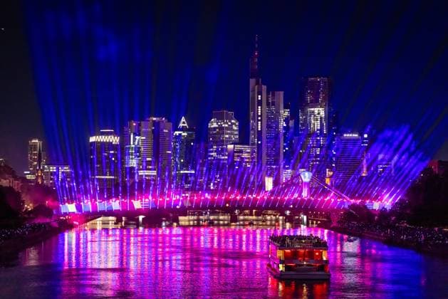 Fußball EM 2024 - Lichtshow in Frankfurt am Main Eine spektakuläre Lichtshow an der Flößerbrücke in Frankfurt am Main stimmt die Zuschauer auf den beginn der Fußball-Europameisterschaft 2024, die vom 14. Juni bis zum 14. Juli 2024 stattfindet, ein. Frankfurt am Main Hessen Deutschland