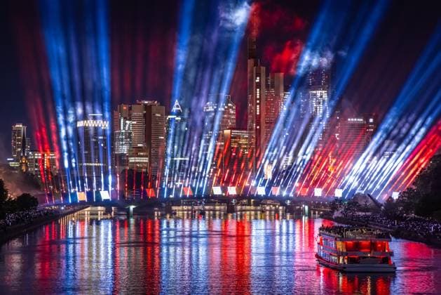 Fußball EM 2024 - Lichtshow in Frankfurt am Main Eine spektakuläre Lichtshow an der Flößerbrücke in Frankfurt am Main stimmt die Zuschauer auf den beginn der Fußball-Europameisterschaft 2024, die vom 14. Juni bis zum 14. Juli 2024 stattfindet, ein. Frankfurt am Main Hessen Deutschland