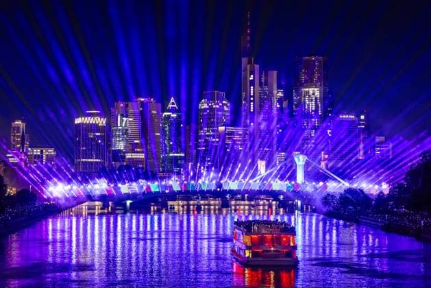 Fußball EM 2024 - Lichtshow in Frankfurt am Main Eine spektakuläre Lichtshow an der Flößerbrücke in Frankfurt am Main stimmt die Zuschauer auf den beginn der Fußball-Europameisterschaft 2024, die vom 14. Juni bis zum 14. Juli 2024 stattfindet, ein. Frankfurt am Main Hessen Deutschland