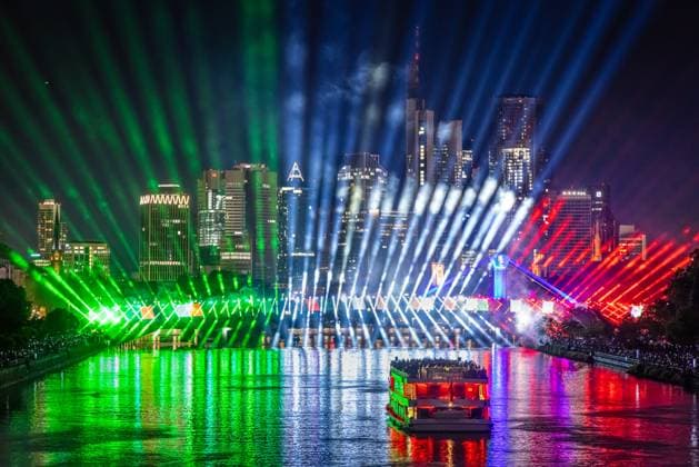 Fußball EM 2024 - Lichtshow in Frankfurt am Main Eine spektakuläre Lichtshow an der Flößerbrücke in Frankfurt am Main stimmt die Zuschauer auf den beginn der Fußball-Europameisterschaft 2024, die vom 14. Juni bis zum 14. Juli 2024 stattfindet, ein. Frankfurt am Main Hessen Deutschland