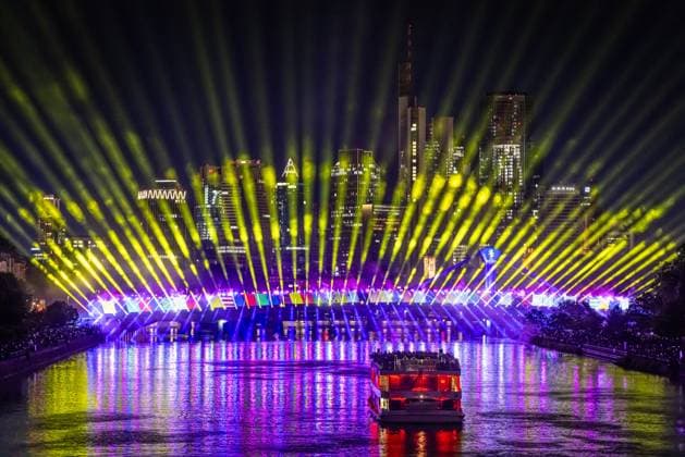 Fußball EM 2024 - Lichtshow in Frankfurt am Main Eine spektakuläre Lichtshow an der Flößerbrücke in Frankfurt am Main stimmt die Zuschauer auf den beginn der Fußball-Europameisterschaft 2024, die vom 14. Juni bis zum 14. Juli 2024 stattfindet, ein. Frankfurt am Main Hessen Deutschland
