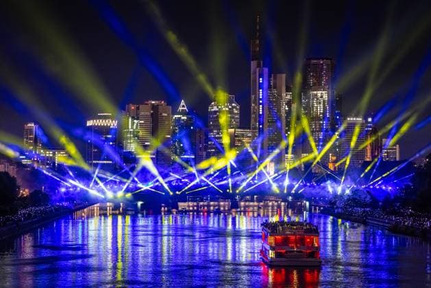 Fußball EM 2024 - Lichtshow in Frankfurt am Main Eine spektakuläre Lichtshow an der Flößerbrücke in Frankfurt am Main stimmt die Zuschauer auf den beginn der Fußball-Europameisterschaft 2024, die vom 14. Juni bis zum 14. Juli 2024 stattfindet, ein. Frankfurt am Main Hessen Deutschland