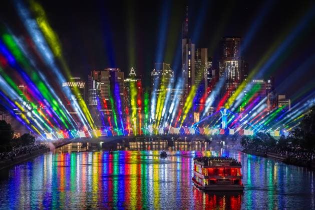 Sport Bilder des Tages Fußball EM 2024 - Lichtshow in Frankfurt am Main Eine spektakuläre Lichtshow an der Flößerbrücke in Frankfurt am Main stimmt die Zuschauer auf den beginn der Fußball-Europameisterschaft 2024, die vom 14. Juni bis zum 14. Juli 2024 stattfindet, ein. Frankfurt am Main Hessen Deutschland