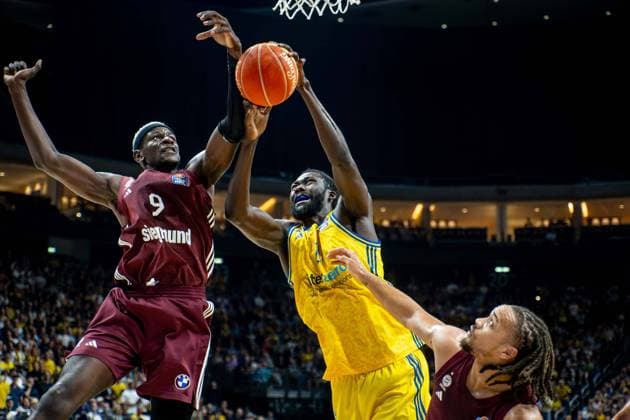 Basketball Berlin 12.06.2024 Saison 2023 2024 1. Bundesliga easyCredit BBL Playoffs Finale Spiel 3 Alba Berlin - FC Bayern München Khalifa Koumadje (Alba Berlin, No.21) Christ Isaac Bonga (München, No.09)
