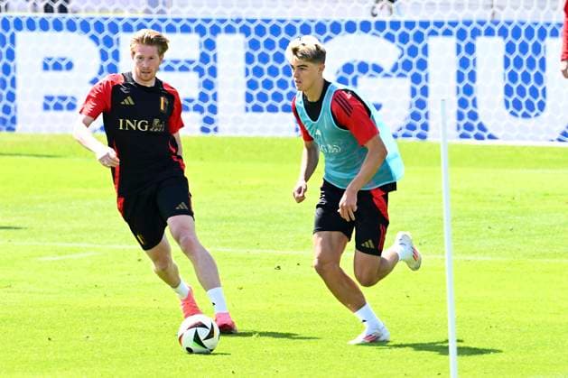 Belgium Media Activities UEFA EURO, EM, Europameisterschaft,Fussball 2024 13 06 2024 FREIBERG AM NECKA, GERMANY - JUNE 13 : De Bruyne Kevin forward of Belgium and De Ketelaere Charles midfielder of Belgium during a training session of the Belgian Red Devils at the UEFA Euro 2024 European Football Championship tournament on June 13, 2024 in Freiberg am Necka, Germany, 13 06 2024 Freiberg am Necka Germany  Copyright: xVincentxKalutx