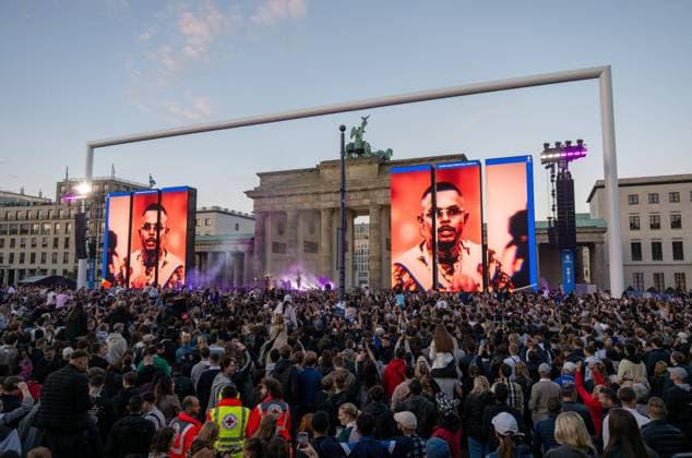 Fussball, Herren, Saison 2023 2024, EM 2024 in Deutschland, Eröffnung der Fanzone am Brandenburger Tor in Berlin, im Bild: auf der Bühne Rapper Luciano, 12.06. 2024, Copyright: xMatthiasxKochx