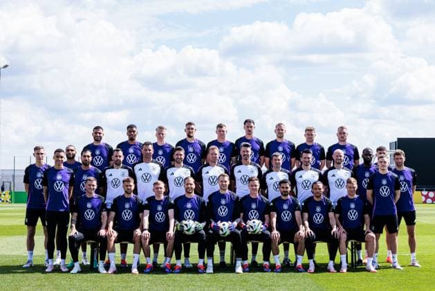 Trainingslager Vorbereitung UEFA EURO 2024 Deutschland; 13.06.2024 Hintere Reihe von links: Deniz Undav (Deutschland, 26), Benjamin Henrichs (Deutschland, 20), Chris Führich (Deutschland, 11), Robert Andrich (Deutschland, 23), Toni Kroos (Deutschland, 8), Robin Koch (Deutschland, 24), Waldemar Anton (Deutschland, 16), Maximilian Mittelstädt (Deutschland, 18), David Raum (Deutschland, 3) Mittlere Reihe von links: Nico Schlotterbeck (Deutschland, 15), Jamal Musiala (Deutschland, 10), Jonathan Tah (Deutschland, 4), Emre Can (Deutschland, 25), Mads Buttgereit (Assistenztrainer Deutschland), Michael Fuchs (Torwarttrainer Deutschland), Benjamin Glück (Co-Trainer Deutschland), Julian Nagelsmann (Trainer Deutschland), Sandro Wagner (Co-Trainer Deutschland), Andreas Kronenberg (Torwarttrainer Deutschland), Nicklas Dietrich (Athletiktrainer Deutschland), Krunoslav Banovcic (Athletiktrainer Deutschland), Antonio Rüdiger (Deutschland, 2), Kai Havertz (Deutschland, 7), Florian Wirtz (Deutschland, 17), Thomas Müller (Deutschland, 13) Vordere Reihe von links: Pascal Groß (Deutschland, 5), Niclas Füllkrug (Deutschland, 9), Maximilian Beier (Deutschland, 14), Oliver Baumann (Deutschland, 12), Manuel Neuer (Deutschland, 1), Marc-Andre ter Stegen (Deutschland, 22), Ilkay Gündogan (Deutschland, 21), Leroy Sane (Deutschland, 19), Joshua Kimmich (Deutschland, 6) Trainingslager Vorbereitung UEFA EURO 2024 Deutschland - Mannschaftsfoto; Adi-Dassler-Stadion, Herzogenaurach am 13.06.2024 Copyright: xBEAUTIFULxSPORTS Wunderlx