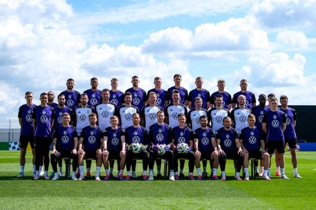 Hintere Reihe von links: Deniz Undav (Deutschland, 26), Benjamin Henrichs (Deutschland, 20), Chris Führich (Deutschland, 11), Robert Andrich (Deutschland, 23), Toni Kroos (Deutschland, 8), Robin Koch (Deutschland, 24), Waldemar Anton (Deutschland, 16), Maximilian Mittelstädt (Deutschland, 18), David Raum (Deutschland, 3) Mittlere Reihe von links: Nico Schlotterbeck (Deutschland, 15), Jamal Musiala (Deutschland, 10), Jonathan Tah (Deutschland, 4), Emre Can (Deutschland, 25), Mads Buttgereit (Assistenztrainer Deutschland), Michael Fuchs (Torwarttrainer Deutschland), Benjamin Glück (Co-Trainer Deutschland), Julian Nagelsmann (Trainer Deutschland), Sandro Wagner (Co-Trainer Deutschland), Andreas Kronenberg (Torwarttrainer Deutschland), Nicklas Dietrich (Athletiktrainer Deutschland), Krunoslav Banovcic (Athletiktrainer Deutschland), Antonio Rüdiger (Deutschland, 2), Kai Havertz (Deutschland, 7), Florian Wirtz (Deutschland, 17), Thomas Müller (Deutschland, 13) Vordere Reihe von links: Pascal Groß (Deutschland, 5), Niclas Füllkrug (Deutschland, 9), Maximilian Beier (Deutschland, 14), Oliver Baumann (Deutschland, 12), Manuel Neuer (Deutschland, 1), Marc-Andre ter Stegen (Deutschland, 22), Ilkay Gündogan (Deutschland, 21), Leroy Sane (Deutschland, 19), Joshua Kimmich (Deutschland, 6), GER, DFB, Mannschaftsfoto, Fussball Herren Nationalmannschaft Deutschland, UEFA Fussball Europameisterschaft 2024, Herzogenaurach 13.06.2024 GER, DFB, Mannschaftsfoto, Fussball Herren Nationalmannschaft Deutschland, UEFA Fussball Europameisterschaft 2024, Herzogenaurach 13.06.2024 Herzogenaurach Copyright: xEibner-Pressefoto FlorianxWieganx EP_FWD