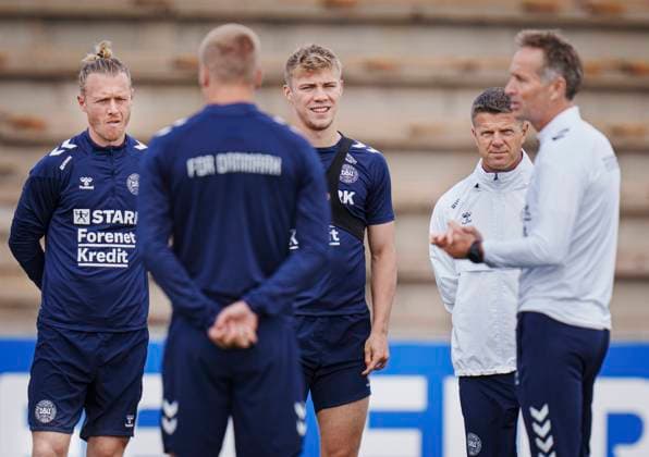 Danish coach Kasper Hjulmand (R) together with players Simon Kjaer (L) and Rasmus Hoejlund during the national team, Nationalteam s training in Freudenstadt, Germany, Thursday, June 13, 2024. Denmark plays its first match on Sunday against Slovenia in the EURO 2024 Group C. (Photo: Liselotte Sabroe Ritzau Scanpix) , Freudenstadt Tyskland Copyright: Ritzau Scanpix LiselottexSabroex spdk20240613-114743-L