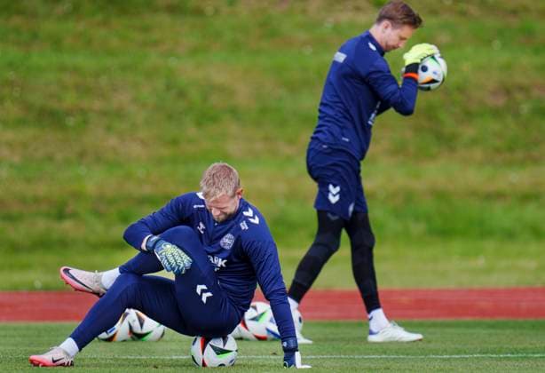 Danish goalkeepers Kasper Schmeichel (L) and Frederik Roennow during the national team, Nationalteam s training in Freudenstadt, Germany, Thursday, June 13, 2024. Denmark plays its first match on Sunday against Slovenia in the EURO 2024 Group C. (Photo: Liselotte Sabroe Ritzau Scanpix) , Freudenstadt Tyskland Copyright: Ritzau Scanpix LiselottexSabroex spdk20240613-115530-L