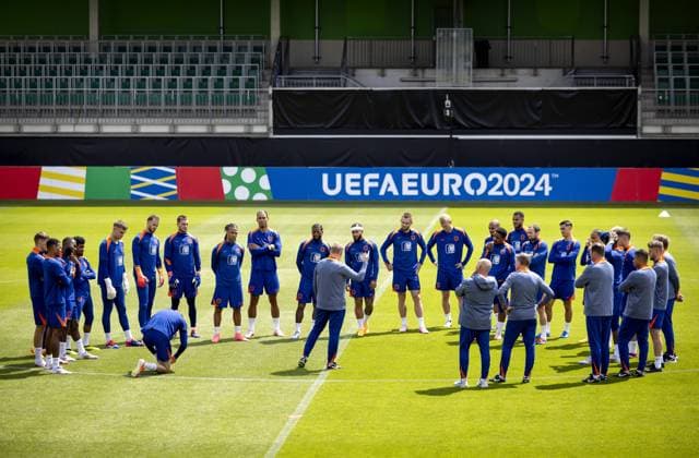 WOLFSBURG - The selection receives an explanation from national coach Ronald Koeman during a training session of the Dutch national team, Nationalteam in the AOK Stadium on June 13, 2024 in Wolfsburg, Germany. The Dutch national team is preparing for the first group match at the European Football Championship in Germany against Poland. ANP KOEN VAN WEEL UEFA EURO, EM, Europameisterschaft,Fussball 2024 Germany 2024 xVIxANPxSportx xxANPxIVx 500984746 originalFilename: 500984746_20240613.jpg