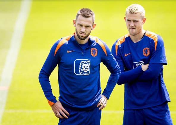 WOLFSBURG - Stefan de Vrij and Matthijs de Ligt during a training session of the Dutch national team, Nationalteam at the AOK Stadium on June 13, 2024 in Wolfsburg, Germany. The Dutch national team is preparing for the first group match at the European Football Championship in Germany against Poland. ANP KOEN VAN WEEL UEFA EURO, EM, Europameisterschaft,Fussball 2024 Germany 2024 xVIxANPxSportx xxANPxIVx 500985822 originalFilename: 500985822_20240613.jpg