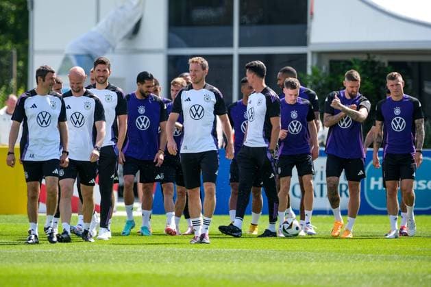 Die Mannschaft um Julian Nagelsmann (Deutschland , Trainer), GER, Abschlusstraining MD-1, Maenner Nationalmannschaft vor Deutschland vs Schottland, UEFA Europameisterschaft 2024, Fussball, Herzogenaurach, 13.06.2024. GER, Abschlusstraining MD-1, Maenner Nationalmannschaft vor Deutschland vs Schottland, UEFA Europameisterschaft 2024, Fussball, Herzogenaurach, 13.06.2024. Herzogenaurach Copyright: xEibner-Pressefoto FlorianxWieganx EP_FWD