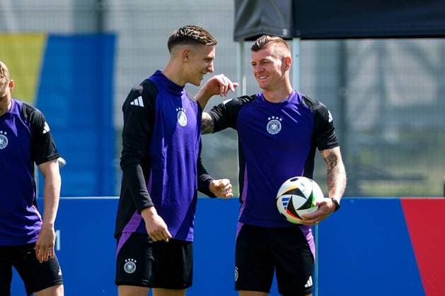 Nico Schlotterbeck (Deutschland, 15) und Toni Kroos (Deutschland , 08), GER, Abschlusstraining MD-1, Maenner Nationalmannschaft vor Deutschland vs Schottland, UEFA Europameisterschaft 2024, Fussball, Herzogenaurach, 13.06.2024. GER, Abschlusstraining MD-1, Maenner Nationalmannschaft vor Deutschland vs Schottland, UEFA Europameisterschaft 2024, Fussball, Herzogenaurach, 13.06.2024. Herzogenaurach Copyright: xEibner-Pressefoto FlorianxWieganx EP_FWD