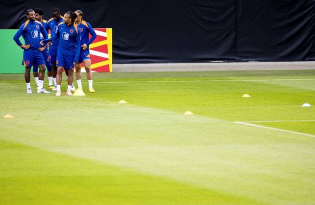 WOLFSBURG - Georginio Wijnaldum, Ian Maatsen, Lutsharel Geertruida, Nathan Ake and Xavi Simons during a training session of the Dutch national team, Nationalteam at the AOK Stadium on June 13, 2024 in Wolfsburg, Germany. The Dutch national team is preparing for the first group match at the European Football Championship in Germany against Poland. ANP KOEN VAN WEEL UEFA EURO, EM, Europameisterschaft,Fussball 2024 Germany 2024 xVIxANPxSportx xxANPxIVx 500987794 originalFilename: 500987794.jpg