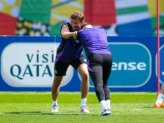 Thomas Mueller (Deutschland , 13) und Pascal Groß (Deutschland , 05), GER, Abschlusstraining MD-1, Maenner Nationalmannschaft vor Deutschland vs Schottland, UEFA Europameisterschaft 2024, Fussball, Herzogenaurach, 13.06.2024. GER, Abschlusstraining MD-1, Maenner Nationalmannschaft vor Deutschland vs Schottland, UEFA Europameisterschaft 2024, Fussball, Herzogenaurach, 13.06.2024. Herzogenaurach Copyright: xEibner-Pressefoto FlorianxWieganx EP_FWD