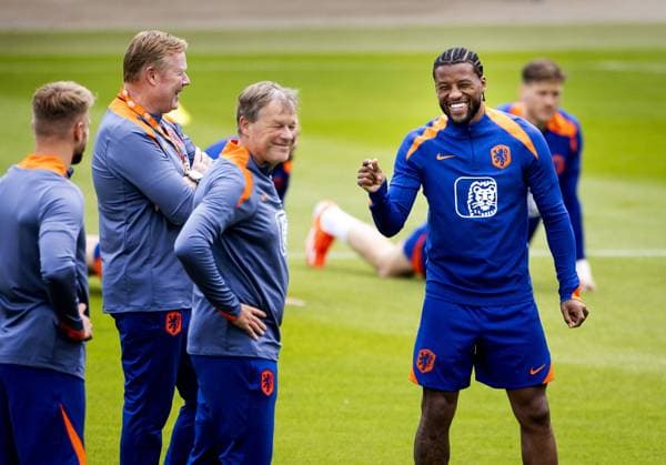 Sport Themen der Woche KW24 Sport Bilder des Tages WOLFSBURG - National coach Ronald Koeman, assistant Erwin Koeman and Georginio Wijnaldum during a training session of the Dutch national team, Nationalteam at the AOK Stadium on June 13, 2024 in Wolfsburg, Germany. The Dutch national team is preparing for the first group match at the European Football Championship in Germany against Poland. ANP KOEN VAN WEEL UEFA EURO, EM, Europameisterschaft,Fussball 2024 Germany 2024 xVIxANPxSportx xxANPxIVx 500989453 originalFilename: 500989453.jpg