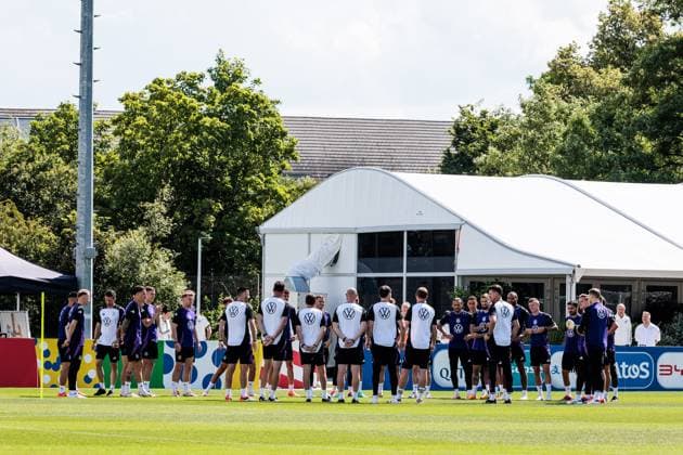 UEFA EURO 2024: Abschlusstraining Deutschland MD-1; 13.06.2024 Teamkreis vor dem Mannschaftsfoto - das Team begrüßt Emre Can (Deutschland, 25) offiziell UEFA EURO 2024 Deutschland - Abschlusstraining MD-1; HerzoBase, Herzogenaurach am 13.06.2024 Copyright: xBEAUTIFULxSPORTS Wunderlx