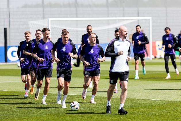 UEFA EURO 2024: Abschlusstraining Deutschland MD-1; 13.06.2024 Warmlaufen zu Trainingsbeginn Toni Kroos (Deutschland, 8) mit Ball UEFA EURO 2024 Deutschland - Abschlusstraining MD-1; HerzoBase, Herzogenaurach am 13.06.2024 Copyright: xBEAUTIFULxSPORTS Wunderlx